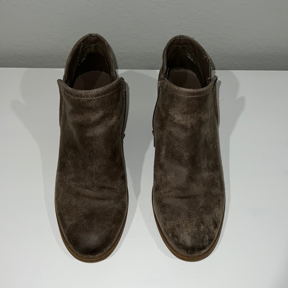 grey fergie booties